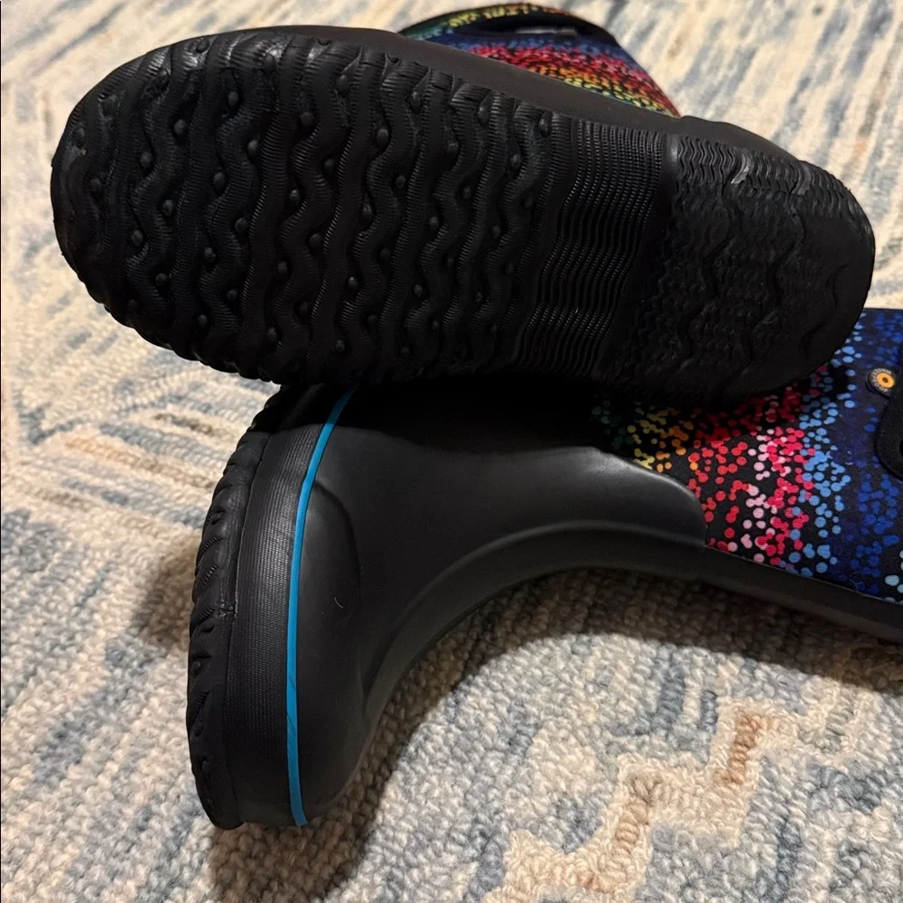 BOGS YOUTH CLASSIC BOOTS- BLACK/ RAINBOW Size 4 (72728-009)